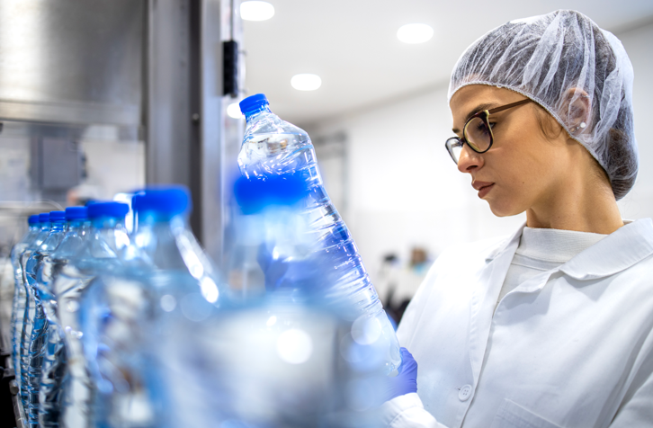 personne qui controle la qualité des aliments